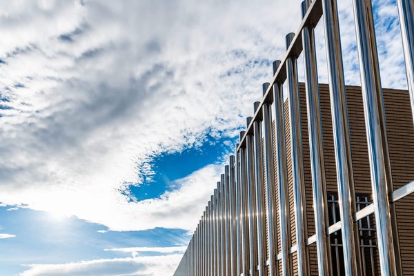 Design et durabilité : pourquoi choisir une clôture en aluminium ?