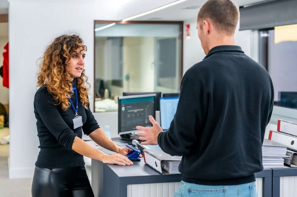 Quels canaux de communication utiliser pour maintenir l'engagement des membres du club ?